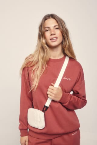 Mini bolso móvil en color beige por 10,99€.