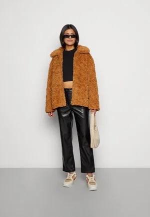 Oferta hasta 65% + 15% EXTRA descuento en abrigos en Zalando