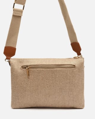 Bolso Bandolera efecto rafia por 12,50€.