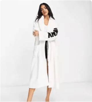 Bata DKNY larga blanca de chenilla por 46,91€