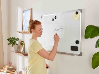 Pizarra magnética con 3 imanes, 1 borrador y 1 rotulador con soporte magnético por 9.99€