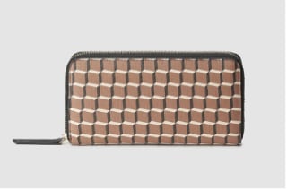 Cartera grande en color natural con cierre de cremallera por 7€