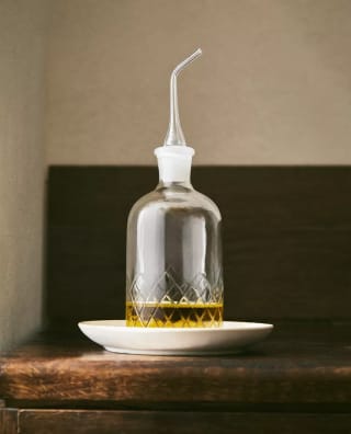 Aceitera de vidrio con detalles tallados en la base por 5,99€