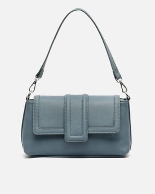 Bolso de hombro con solapa y tira bandolera por 13,50€.