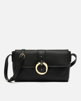 Bolso bandolera pequeño con solapa y detalles metálicos por 9€