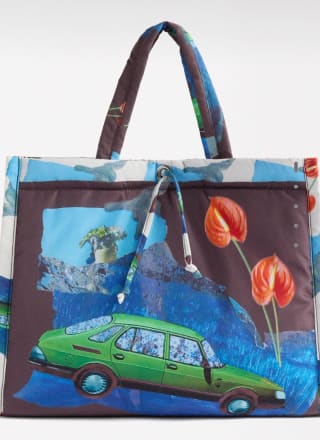 Bolso Shopper de nylon estampado por 9,99€.