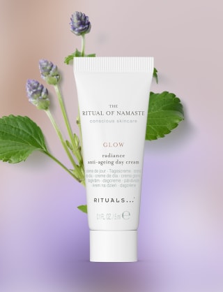 Gratis staaltje Ritual of Namaste anti-ageing dagcrème