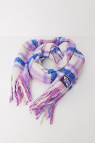 Bufanda efecto lana cuadros Snoopy por 8,99€.