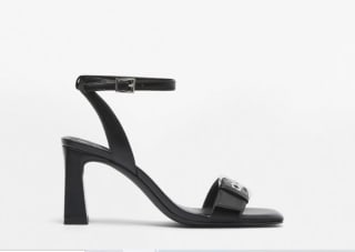 Sandalia tacón hebilla negra o blanca por 4,99€