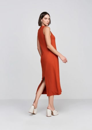 Vestido Hering, modelo Midi Evasê Em Viscose - R$ 109,99