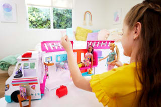 Barbie 2-in-1 Ambulance/Kliniek Speelset met meer dan 20 accessoires voor €36,07