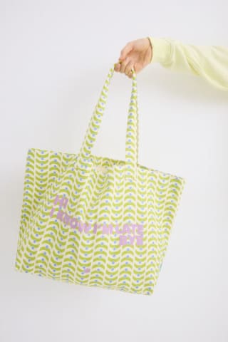 Bolso Tote con estampado en amarillo por 13,49€.