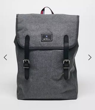 Mochila gris con hebillas Ben Sherman a solo 27,19€