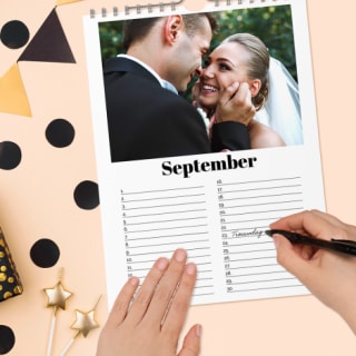Verjaardags- of jaarkalender met eigen foto's voor €9,95 dmv code bij FotoCadeau