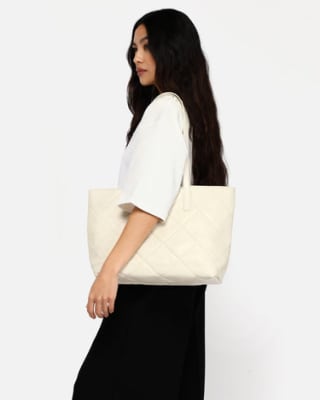 Bolso shopper grande acolchado con bolsillo para portátil por 12€.