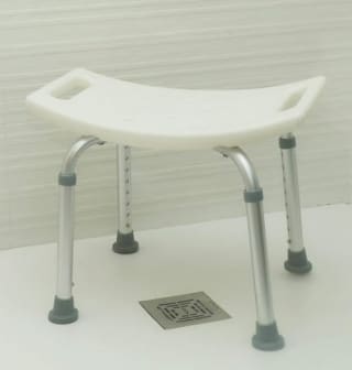Taburete de Ducha Antideslizante Asiento de Baño Ortopédico Regulable en Altura 8 Posiciones por solo 24,99€