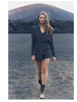 Camisa estamapada lunares por $569 en Zara
