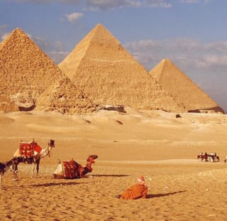 Vuelos ida y vuela Barcelona - El Cairo desde 199€ con Skyscanner