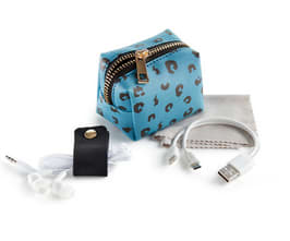 Mini neceser con auriculares cable cargador cinta organizadora y gamuza para limpiar a 6,95€