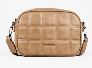 Bandolera acolchada cuadros por 12,99€.