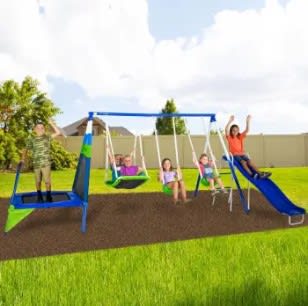 Set columpio, resbaladilla y mini trampolín por $3324.25 en Sams´Club