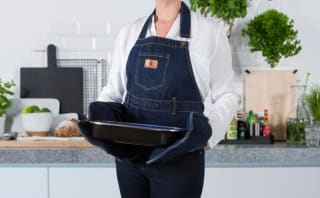 BK Solutions keukenschort met geïntegreerde ovenwanten voor €12,60 dmv code bij BK