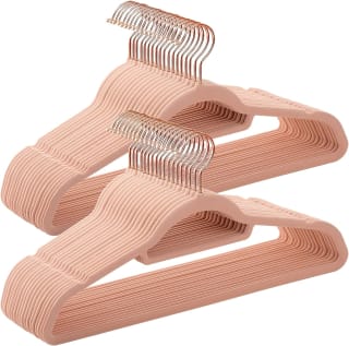 50 fluwelen kledinghangers voor €21,16 bij Amazon