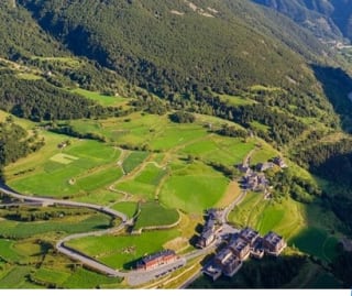 Estancia para dos con desayuno incluido en Habitación Deluxe en Suites Plaza Hotel & Wellness Andorra 5* desde 75€