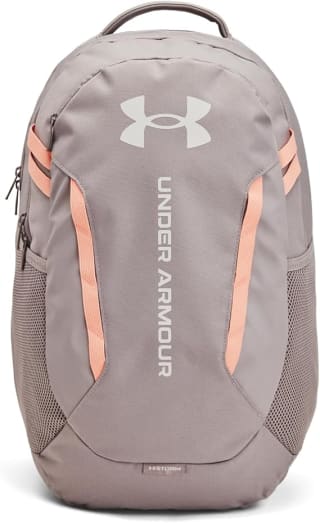 Under Armour Hustle 6.0 Backpack por $909 en Amazon