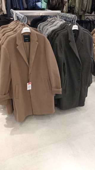 Abrigo de caballero por 19,99€ en lefties, varios colores