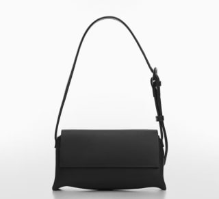 Bolso hombro con solapa por 9,99€.