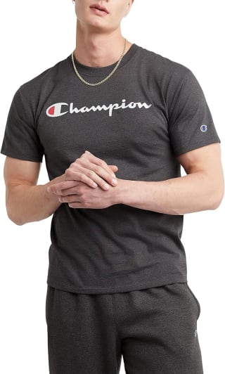 Playera Clásica Champion Talla M por $142 en Amazon (comprando 3)