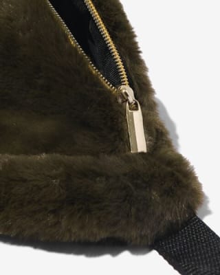 Fluffy donkergroen heuptasje voor €2,50 bij de Hema