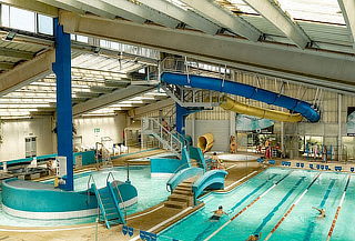 Entrada a piscina con toboganes por $7290 en Agrupemonos