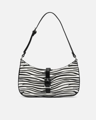 Bolso de hombro pequeño con estampado animal print por 9€.