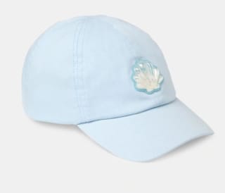 Gorra de niña con parche concha confetti por 5,99€.