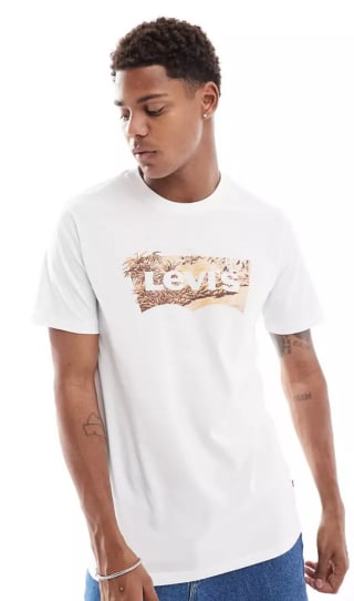 Camiseta blanca con logo tropical de Levi's por 10,12€