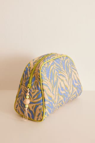 Neceser mediano de rafia estilo cebra por 12.99€