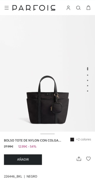 Bolso Tote de nylon con colgante por 12,99€.