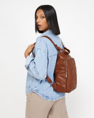 Mochila antirrobo grabado floral por 18€.