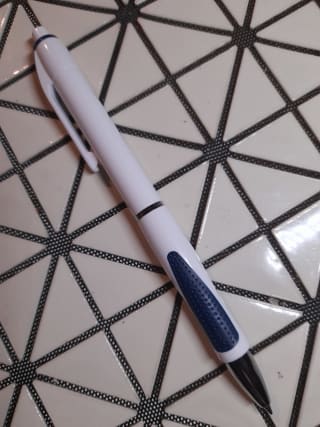 Bolígrafo (0,7 mm), color azul y blanco, 50 unidades por 5,12€.