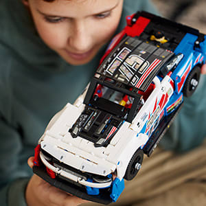 LEGO Technic - NASCAR Next Gen Chevrolet Camaro ZL1 voor €35,99 bij Amazon