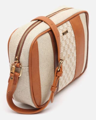 Bolso bandolera efecto rafia por 13€