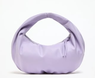 Bolso hombro acolchado mediano por 2,99€.