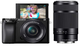 Cámara Sony A6100 con lentes 16-50 mm y 55-210 mm por $15882