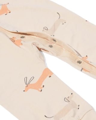 Babypyjama jumpsuit teckels voor €4 bij de Hema