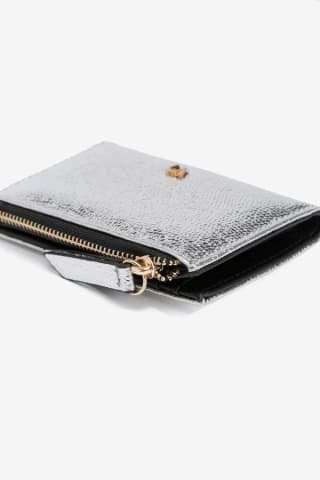 Bolso efecto piel metalizado por 9,99€.