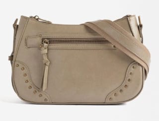 Parfois Bolso Bandolera con tachuelas por 7,99€.