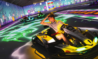 Karten met video beelden Beleef de unieke combinatie van een videogame met augmented reality en elektrisch karten bij BattleKart in Beusichem of Breda: speel een spel naar keuze van 15 minuten