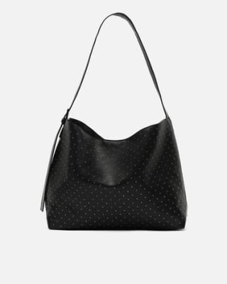 Bolso hobo grande con detalles metálicos por 22€.